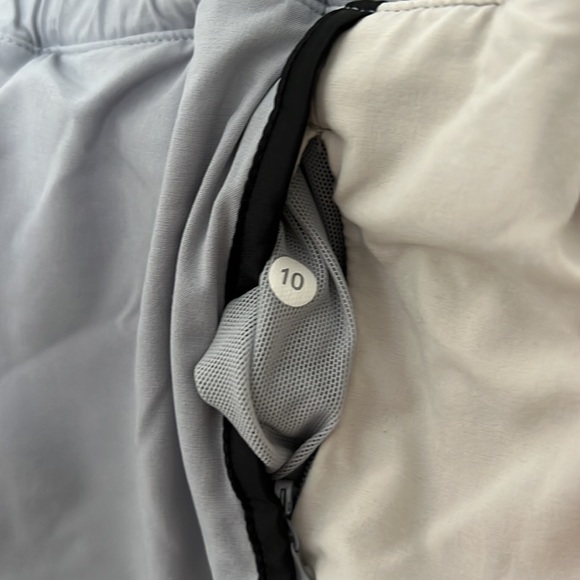 Lululemon Hotty Hot Short 2.5 inseam - Picture 4 of 4